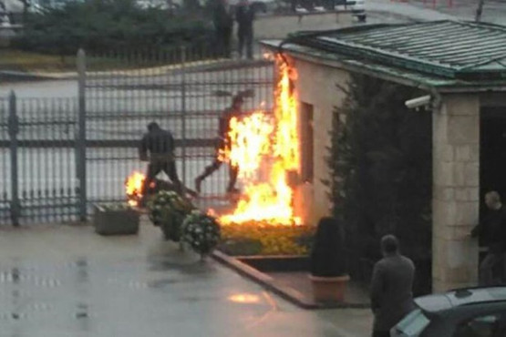 Meclis önünde kendini ateşe verdi
