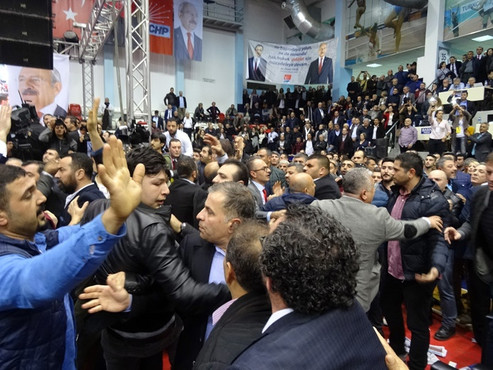 CHP İzmir kongresinde pankart tartışması