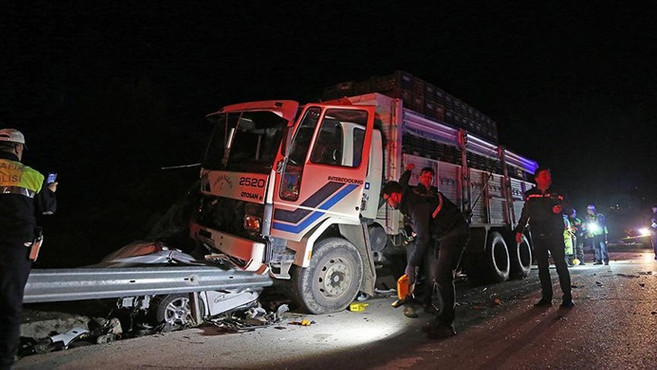 Mersin'de trafik kazası: 1 polis şehit, 2'si polis 8 yaralı