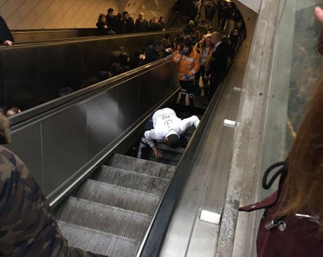 İstanbul metrosunda yürüyen merdiven çöktü