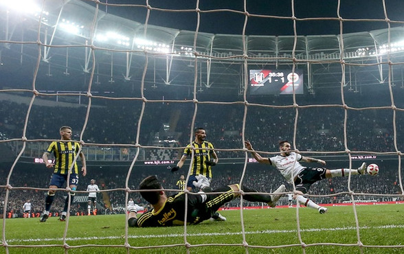 Derbide ilk yarı Fenerbahçe'nin üstünlüğüyle bitti
