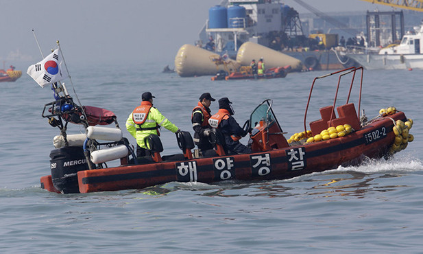 Güney Kore'de yolcu gemisi kayalıklara çarptı