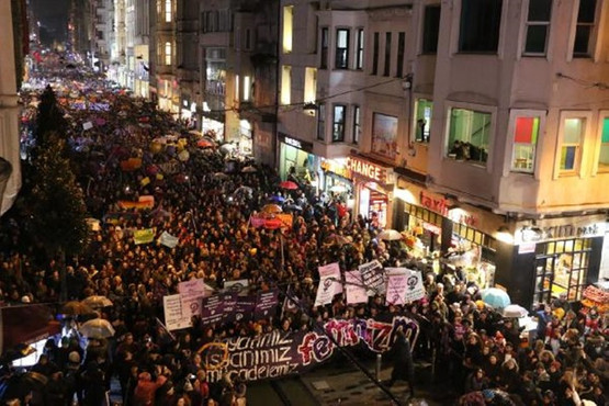 İstiklal Caddesi'nde binlerce kadın yürüdü