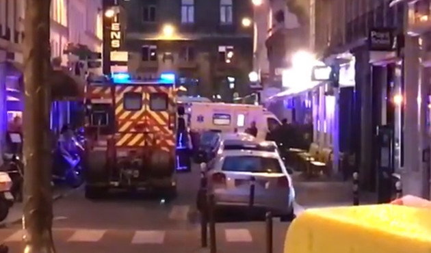 Paris'te bıçaklı saldırı: Ölü ve yaralılar var