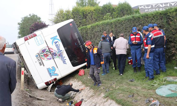 Kütahya'da yolcu otobüsü devrildi: 1 ölü 16 yaralı