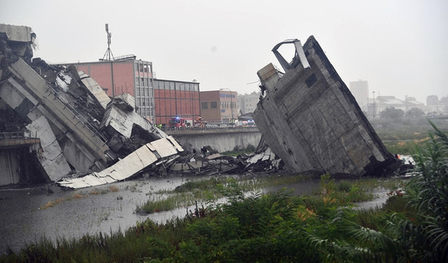 İtalya'da köprü çöktü: En az 20 ölü