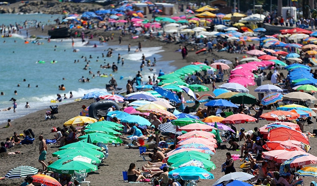 Oteller yüzde yüz doldu, turistler sahile akın etti