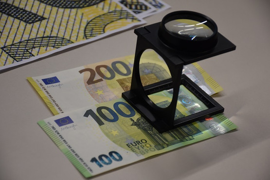 ECB, yeni 100 ve 200'lük euro banknotları tanıttı