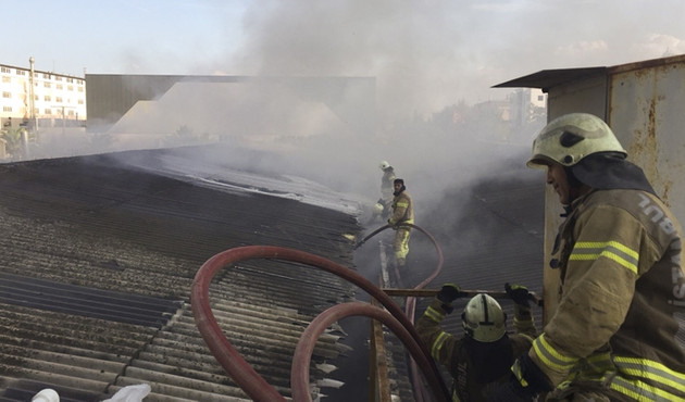 Tuzla'da polyester fabrikasında yangın