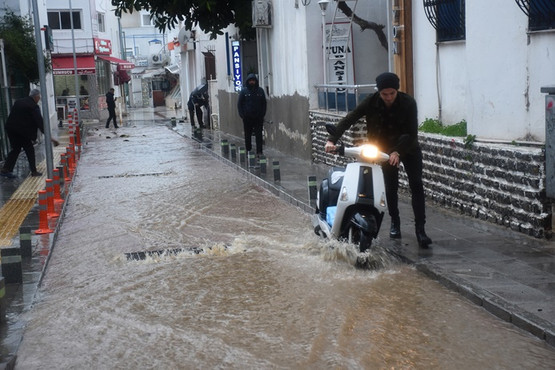 Batı Akdeniz'de şiddetli yağmur hayatı olumsuz etkiledi