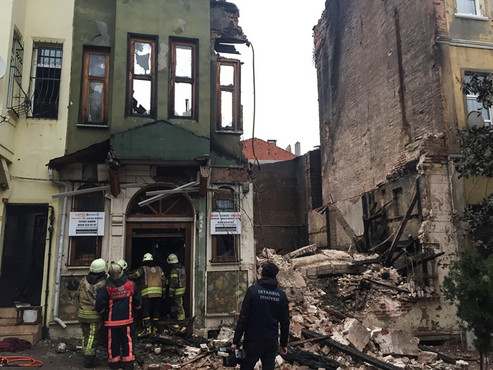 İstanbul Yedikule'de bina çöktü
