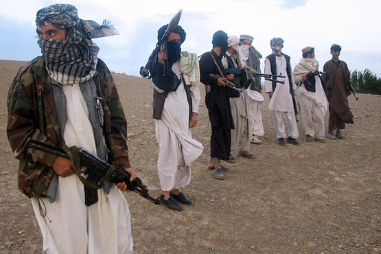 Taliban, askeri üsse saldırdı: 126 ölü