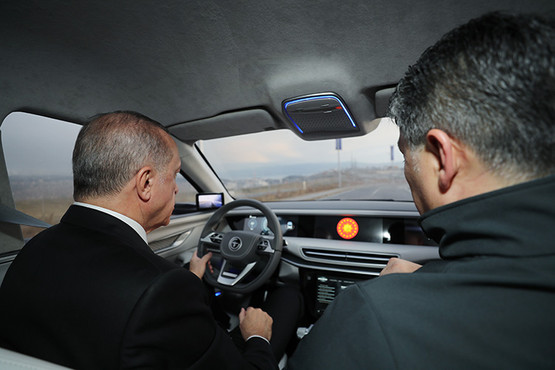 Cumhurbaşkanı Erdoğan, test sürüşü yaptı, ilk ön siparişi verdi 