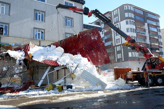 Kar düşmesi sonucu kafenin teras katı çöktü: 1 ölü, 7 yaralı