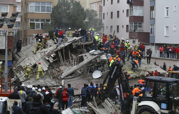 İstanbul'da 7 katlı bir bina çöktü