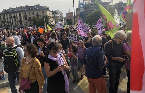 İsviçre'de on binlerce kadın sokağa çıktı