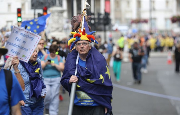 Binlerce kişi Brexit ve Johnson'a karşı yürüdü