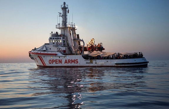 Open Arms gemisinden 13 düzensiz göçmen daha indirildi