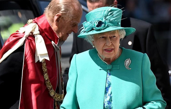 Kraliçe 2. Elizabeth 'başbakanı görevden alabilir' iddiası