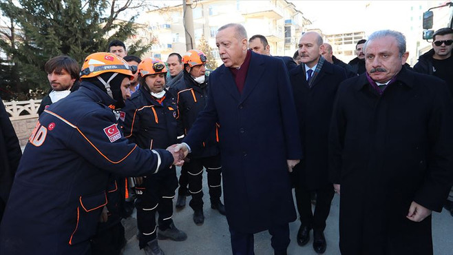 Erdoğan, deprem bölgesinde incelemede bulundu