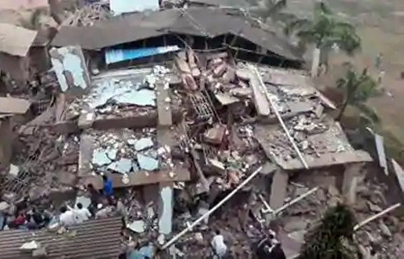 Hindistan'da bina çöktü: En az 90 kişi enkaz altında olabilir