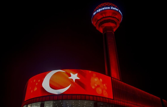Atakule'de dev Türk bayrağı dalgalandırıldı
