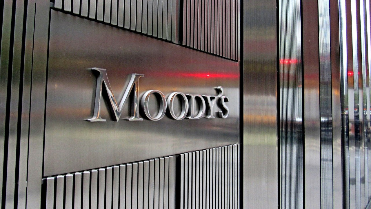 Moody’s: Η πανδημία θα ενισχύσει τον μακροπρόθεσμο κίνδυνο ύφεσης στην Ευρωζώνη