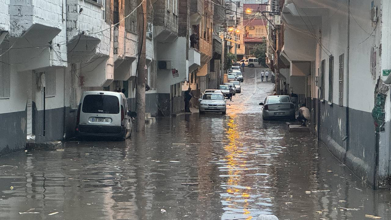Şanlıurfa'da sağanak Cadde ve sokakları su bastı