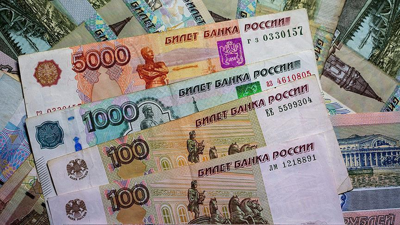 Ruble dolar karşısında değer kazanmaya devam ediyor