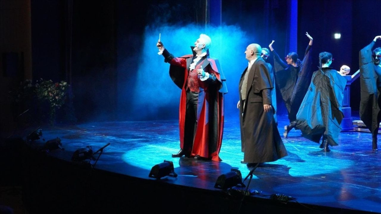 Türkiye Kültür Yolu Festivali'nde "Dracula: Bir Dehşet Komedisi" oyunu sahnelendi