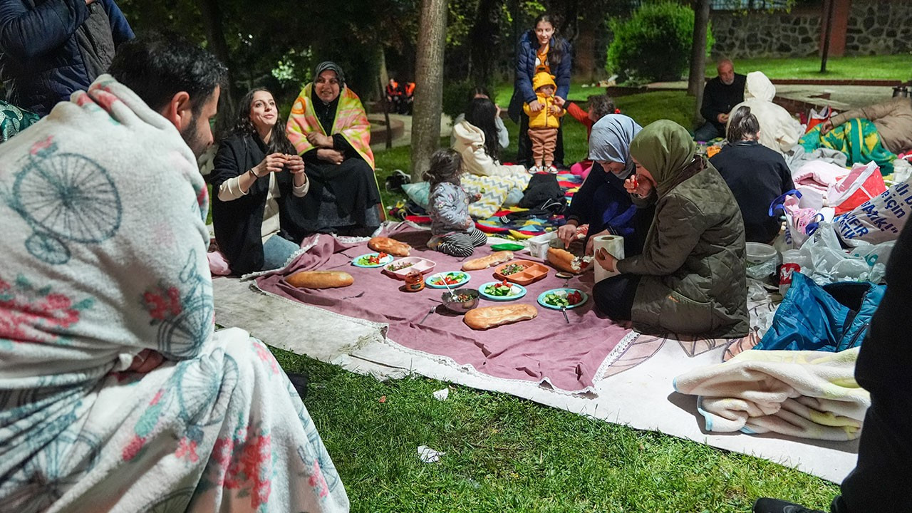 Depremin ardından İstanbullular geceyi sokakta geçirdi