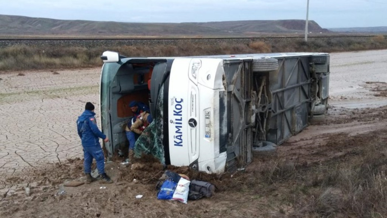 Yozgat�ta otobüs devrildi 1 ölü, 20 yaralı Dünya Gazetesi