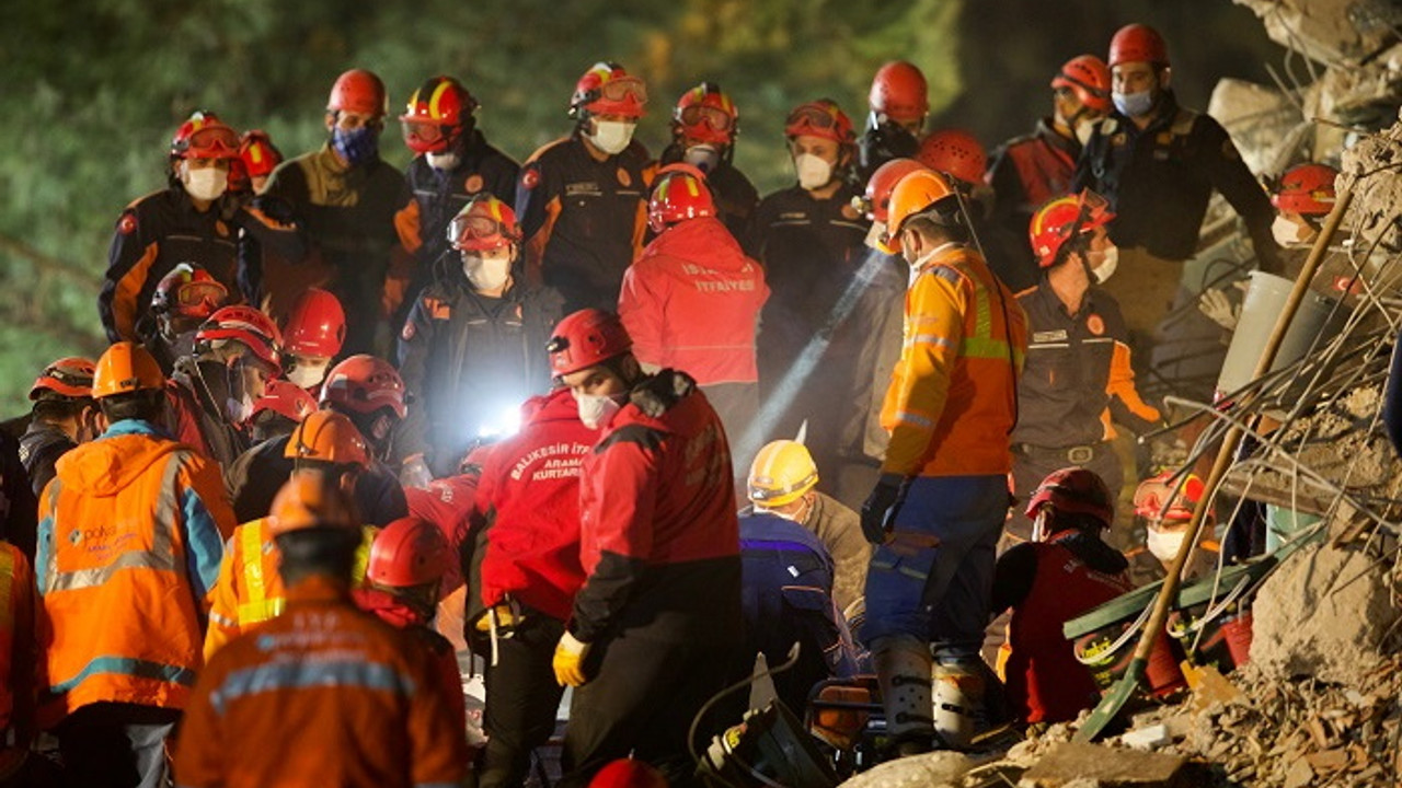 izmir is dunyasi depremin yarasini el birligiyle saracak dunya gazetesi