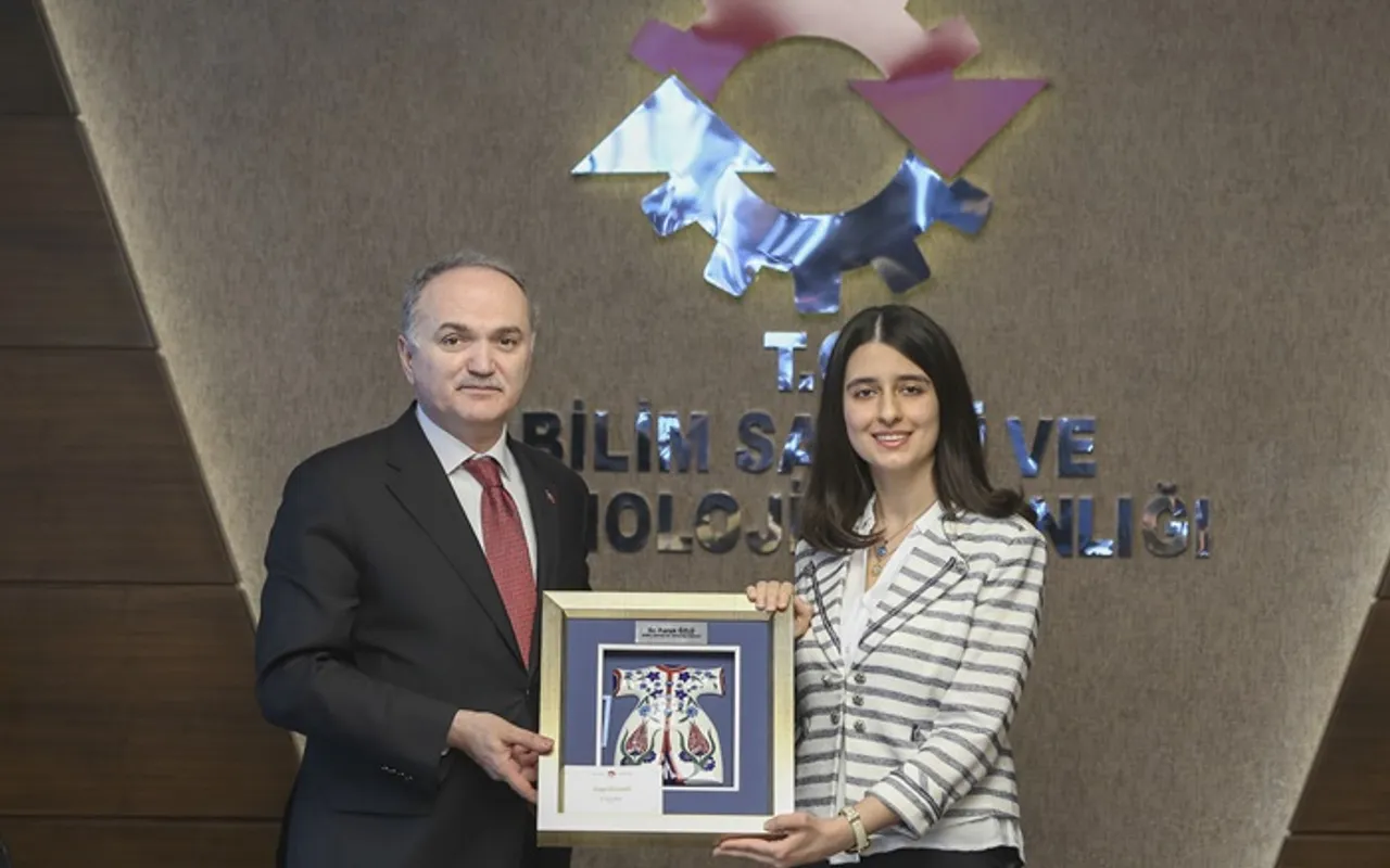 Genc Bilim Kadini Aziz Sancar Bursu Kazanan Ilk Isim Oldu Dunya Gazetesi