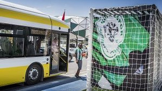 Tribün"de otobüs bekliyorlar