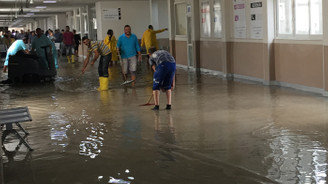 İzmir'de sağanak, hastaneyi su bastı