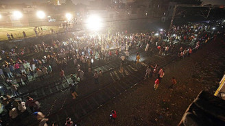 Hindistan'da kalabalığa tren çarptı: 58 ölü
