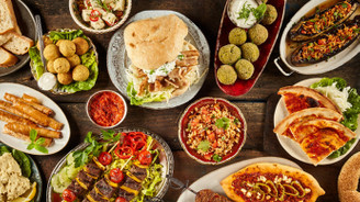 Her gününden farklı, özenle hazırlanmış iftar sofraları