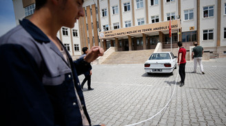 Liselilerin 'uzatma kablosu'yla çalışan aracı test sürüşünde