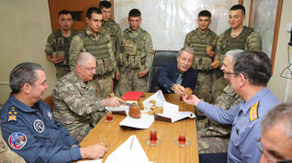 Akar ve komutanlardan Dağbaşında kutlama