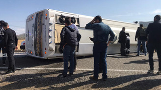 Bingöl'de yolcu midibüsü devrildi: 25 yaralı