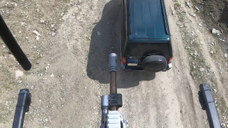 Karakol ve konvoy güvenliği için silahlı drone