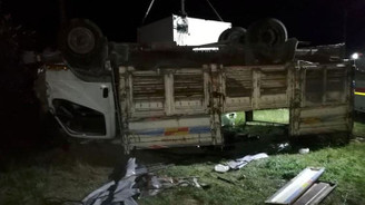 Göçmenleri taşıyan kamyon devrildi: 5 ölü, 37 yaralı