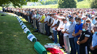 Srebrenitsa Soykırımı'nın 9 kurbanı daha toprağa verildi