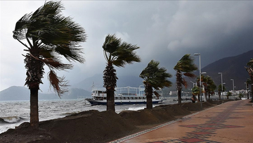 İzmir'de deniz ulaşımına şiddetli rüzgar engeli