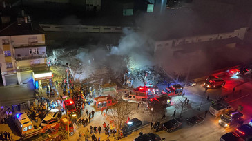 Konya'da bina çöktü! O anlar kameralara yakalandı