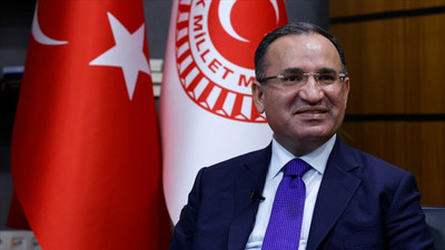 Abdulhamit Gül istifa etti, Bozdağ yeniden Adalet Bakanı