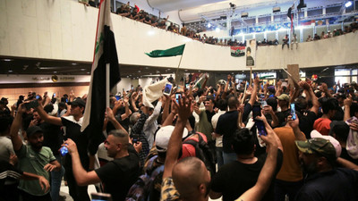 Sadr destekçileri meclisi bastı, oturma eylemi başlattı