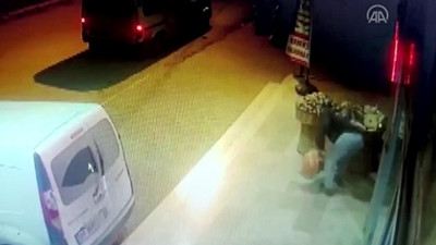 Başkası düşürdüğü paraları böyle cebine attı