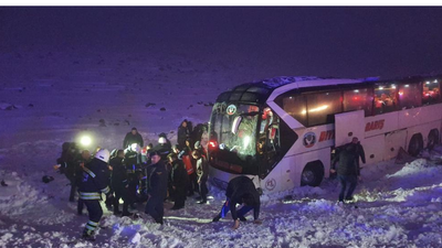 Diyarbakır'da yolcu otobüsü buzlanma nedeniyle şarampole düştü: 4'ü ağır 30 kişi yaralandı